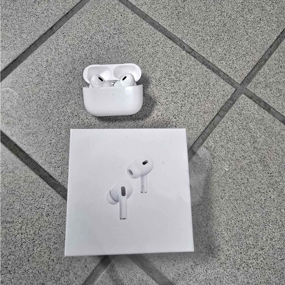 Apple White Earbud Headphones